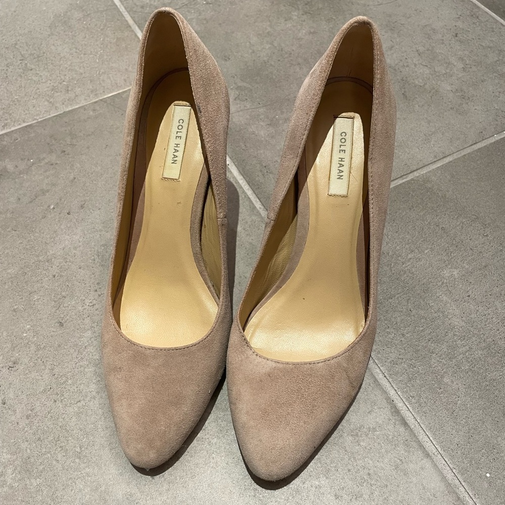 Come Haan Almond toe suede pumps